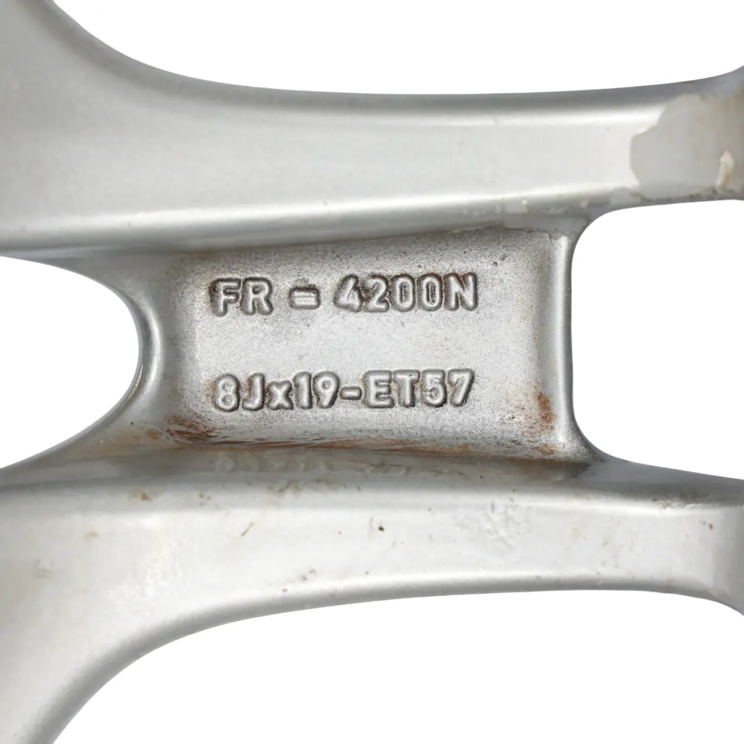 Srebrna Felga Aluminiowa 19" 8J ET:57 do Porsche 987 997 o numerze 99736215601 Porsche 987 997 Srebrna Felga Aluminiowa 19" 8J ET:57 - SKU 99736215601-2 - Numer Części 99736215601