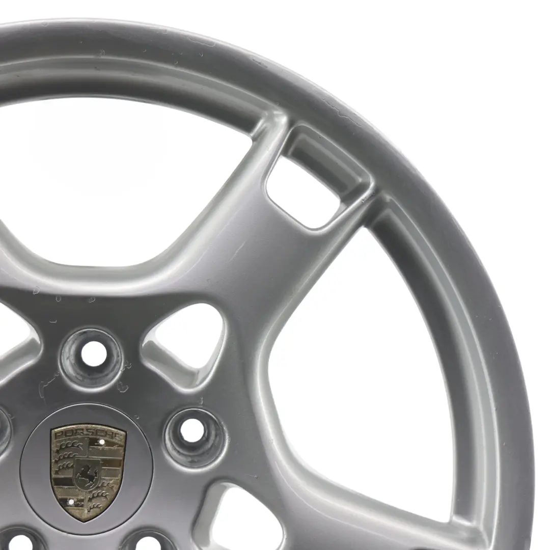 Srebrna Tylna Felga Aluminiowa 19" 9.5J ET:46 99736215601 do Porsche 987 997 o numerze 99736215805 Porsche 987 997 Srebrna Tylna Felga Aluminiowa 19" 9.5J ET:46 99736215601 - SKU 99736215805-1 - Numer Części 99736215805