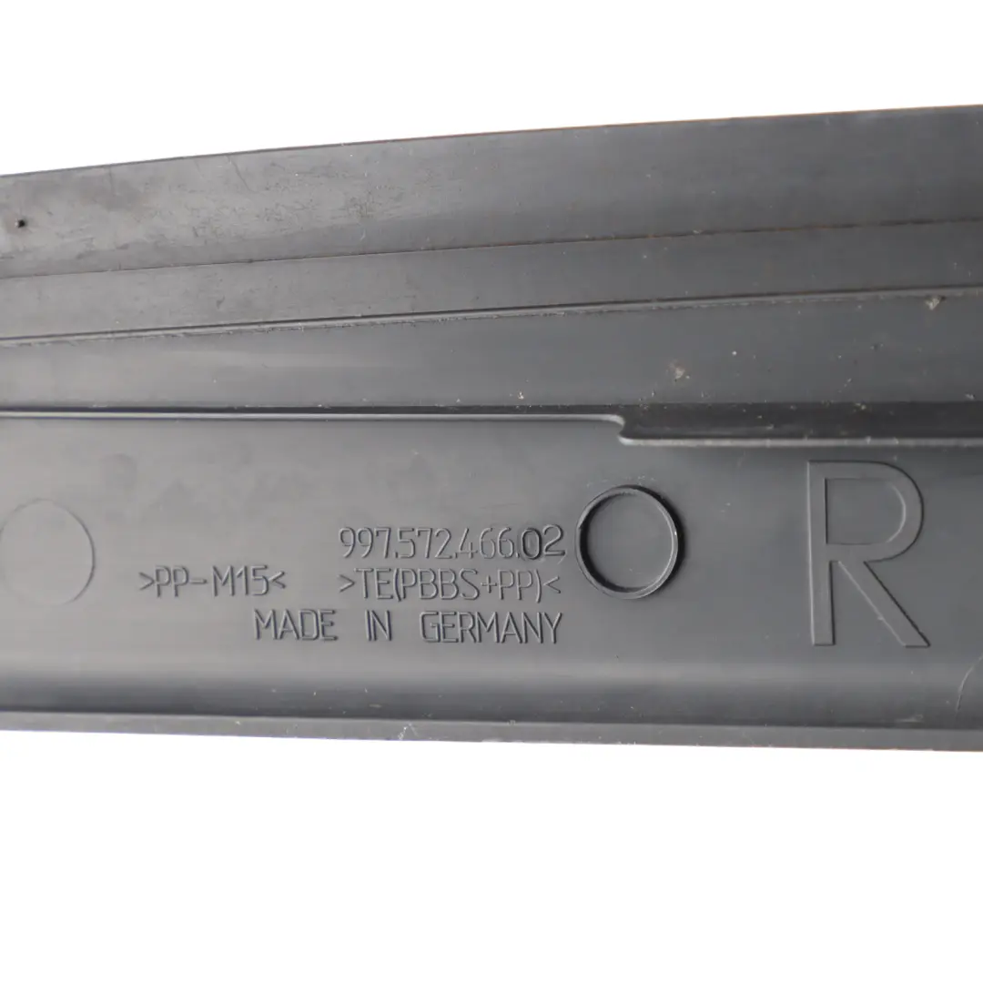 987C Tira Moldura Maletero Derecha para Porsche Cayman con número de pieza 99757246602 Porsche Cayman 987C Tira Moldura Maletero Derecha - SKU 99757246602 - Número de pieza 99757246602