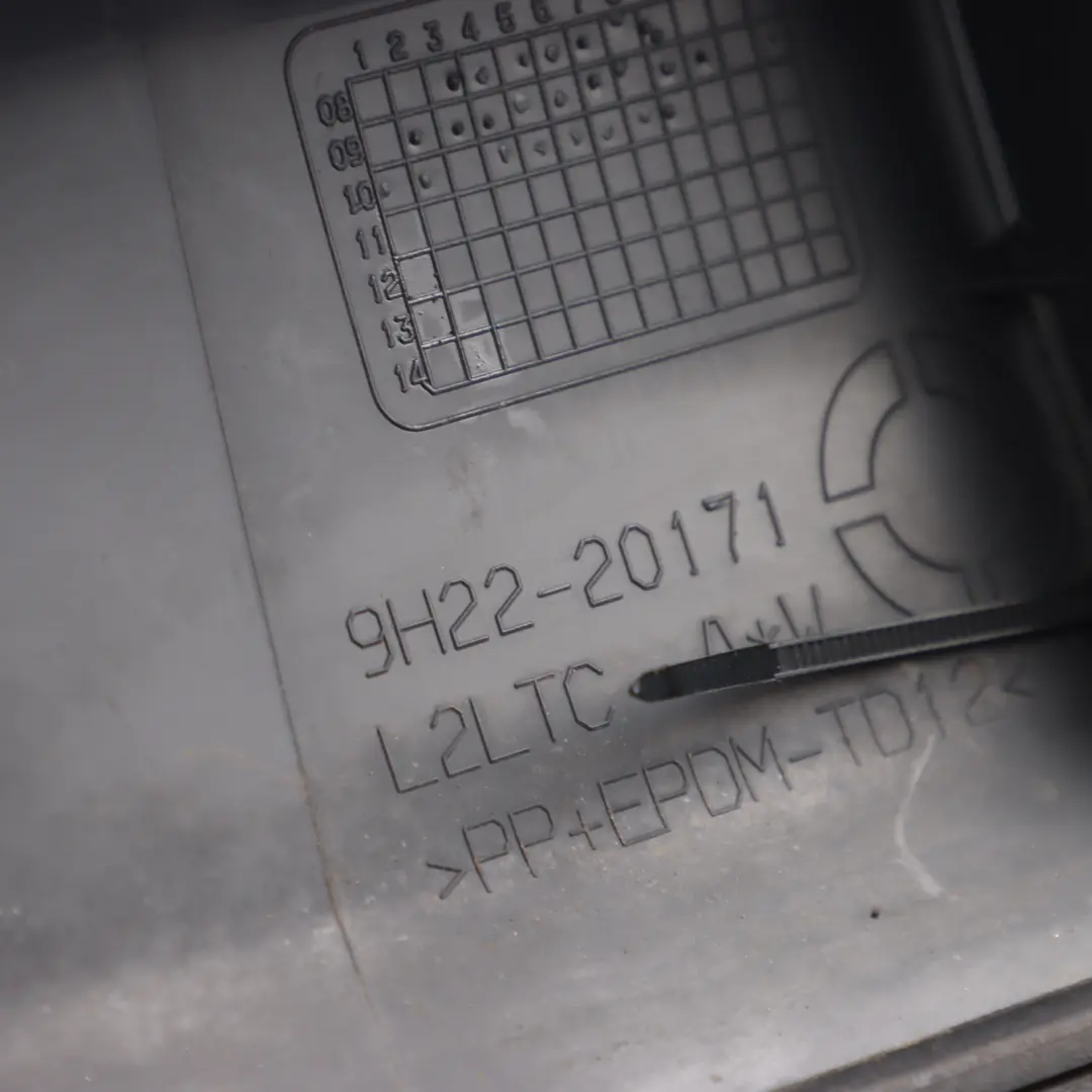 Modanatura Porta Posteriore Sinistra per Land Rover Discovery 4 L319 con numero di parte 9H22-20171 Land Rover Discovery 4 L319 Modanatura Porta Posteriore Sinistra - SKU 9H22-20171 - Numero di parte 9H22-20171