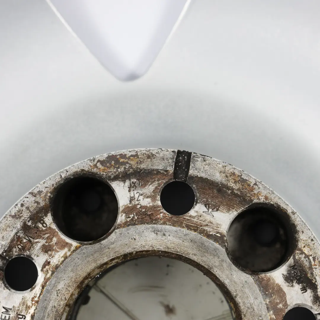 Silberne Leichtmetallfelge 16" 7J ET:34 7-Loch für Mercedes R171 mit Teilenummer A1714010902 Mercedes R171 Silberne Leichtmetallfelge 16" 7J ET:34 7-Loch - SKU A1714010902-2 - Teilenummer A1714010902