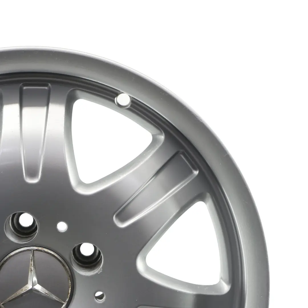 Silberne Leichtmetallfelge 16" 7J ET:34 7-Loch für Mercedes R171 mit Teilenummer A1714010902 Mercedes R171 Silberne Leichtmetallfelge 16" 7J ET:34 7-Loch - SKU A1714010902-2 - Teilenummer A1714010902
