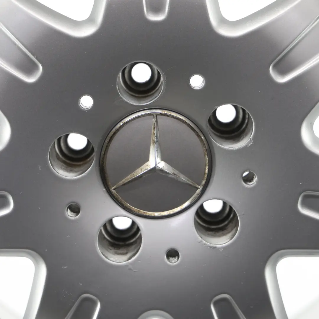 Silberne Leichtmetallfelge 16" 7J ET:34 7-Loch für Mercedes R171 mit Teilenummer A1714010902 Mercedes R171 Silberne Leichtmetallfelge 16" 7J ET:34 7-Loch - SKU A1714010902-2 - Teilenummer A1714010902