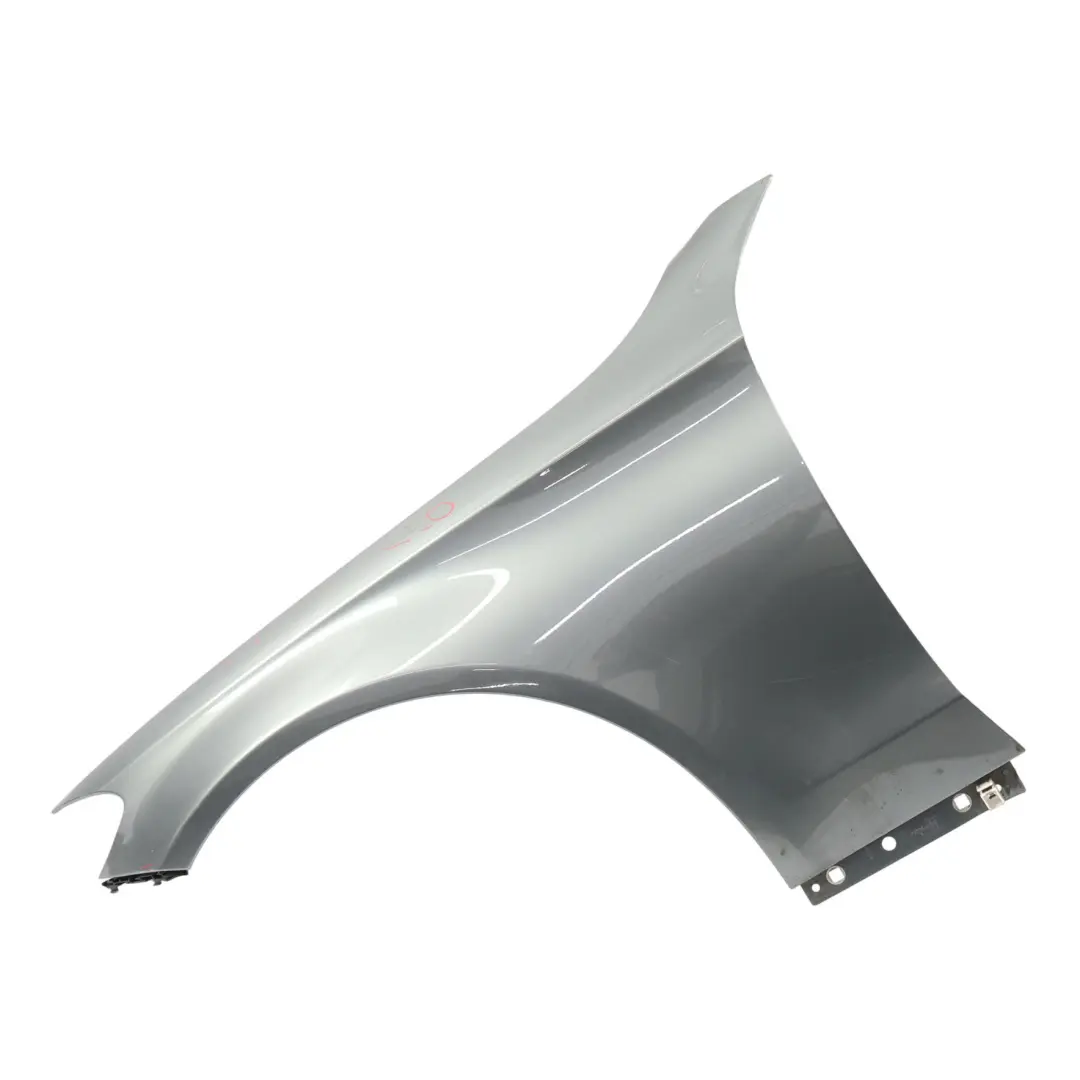 Panneau D'Aile Avant Gauche Selenite Gris Métallisé - 992 pour Mercedes W205 à propos du numéro de pièce A2058800118 Mercedes W205 Panneau D'Aile Avant Gauche Selenite Gris Métallisé - 992 - SKU A2058800118-SEL1 - Numéro de pièce A2058800118
