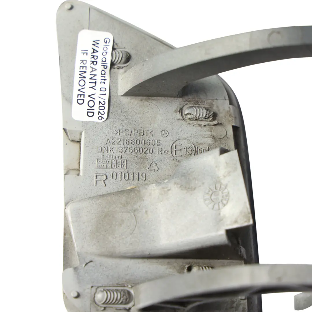 Osłona Dyszy Spryskiwacza Przód Prawa Szara do Mercedes W221 o numerze A2218800605 Mercedes W221 Osłona Dyszy Spryskiwacza Przód Prawa Szara - SKU A2218800605-FLG - Numer Części A2218800605