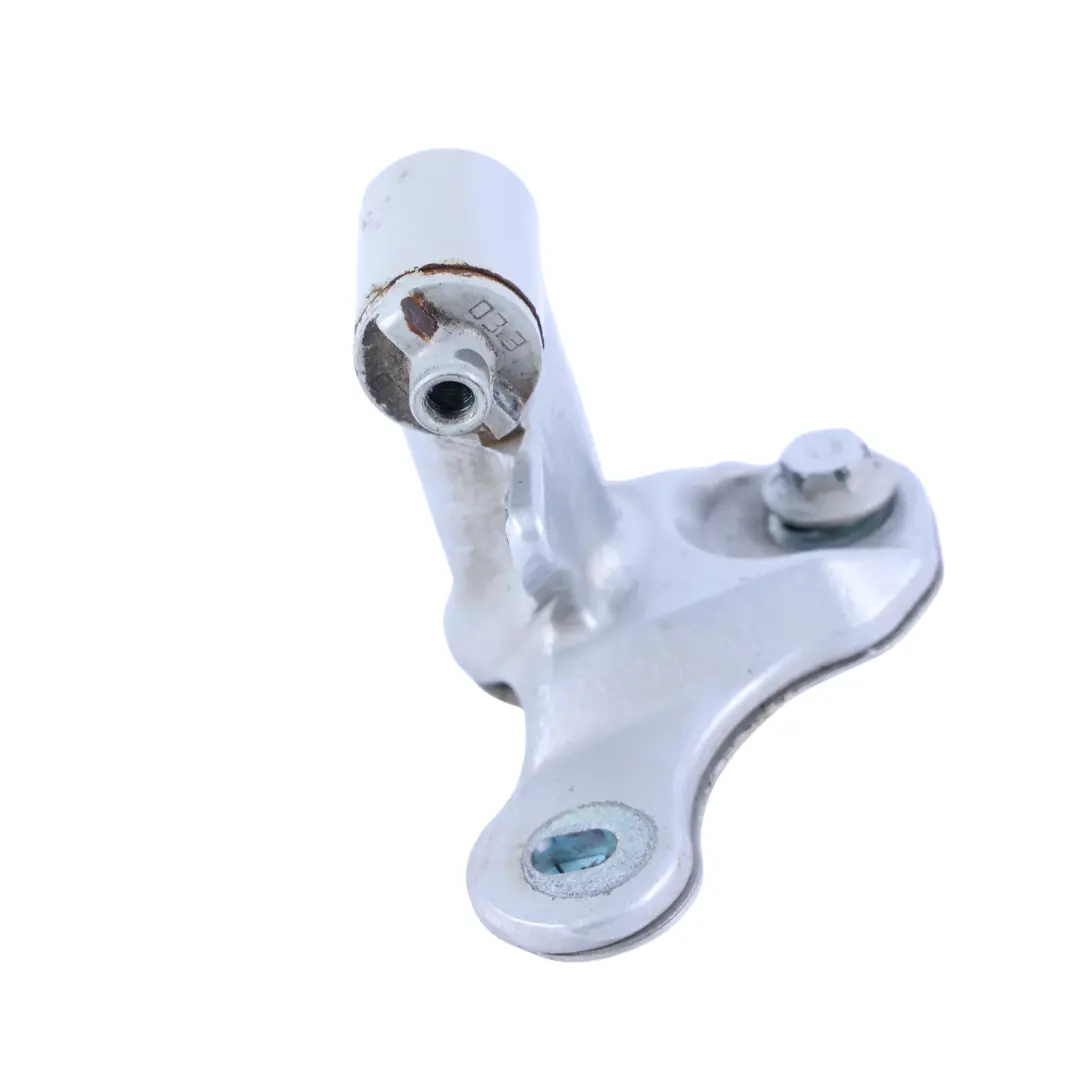 Zawias Drzwi Przednich Dolny Prawy Polar Silver - 761 do Mercedes W176 W246 o numerze A2467200437 Mercedes W176 W246 Zawias Drzwi Przednich Dolny Prawy Polar Silver - 761 - SKU A2467200437-PLS - Numer Części A2467200437