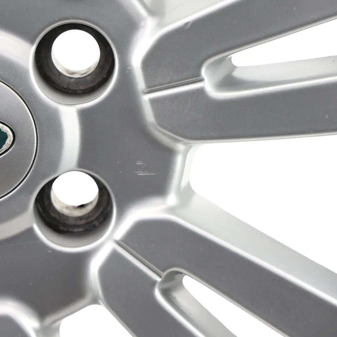 Silberne Leichtmetallfelge 19" 8J ET:53 für Land Rover Discovery mit Teilenummer AH22-1007-AAW Land Rover Discovery Silberne Leichtmetallfelge 19" 8J ET:53 - SKU AH22-1007-AAW-2 - Teilenummer AH22-1007-AAW