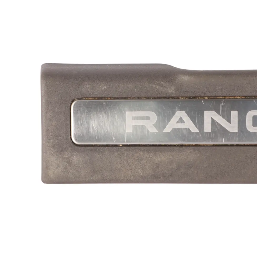 Moldura Entrada Puerta Delantera Derecha para Range Rover Evoque L538 con número de pieza BJ32-13200-ADW Range Rover Evoque L538 Moldura Entrada Puerta Delantera Derecha - SKU BJ32-13200-ADW - Número de pieza BJ32-13200-ADW