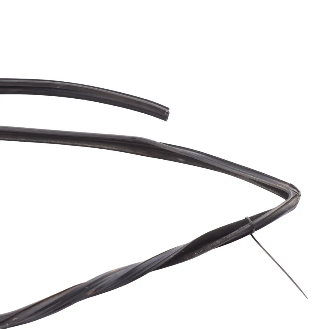 Window Door Glass Seal Front Right O/S 6H22-202K94-AD to Land Rover Discovery L319 with Part number CFE500820 Land Rover Discovery L319 Window Door Glass Seal Front Right O/S 6H22-202K94-AD - SKU CFE500820 - Part number CFE500820