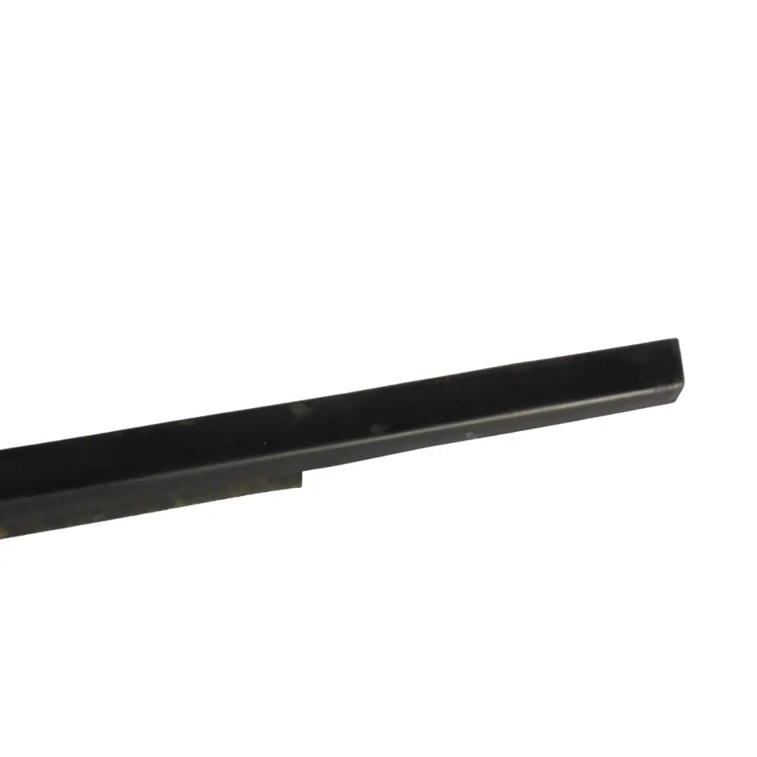Joint Caoutchouc Arrière Gauche pour Land Rover Discovery 3 L319 à propos du numéro de pièce CGE000512 Land Rover Discovery 3 L319 Joint Caoutchouc Arrière Gauche - SKU CGE000512 - Numéro de pièce CGE000512