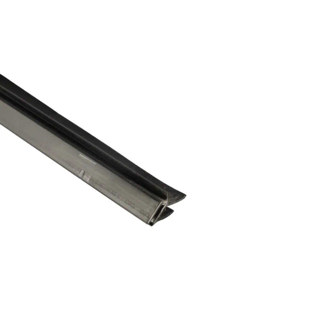 Guarnizione Porta Posteriore Destro per Land Rover Discovery 3 L319 con numero di parte CGE500221 Land Rover Discovery 3 L319 Guarnizione Porta Posteriore Destro - SKU CGE500221 - Numero di parte CGE500221