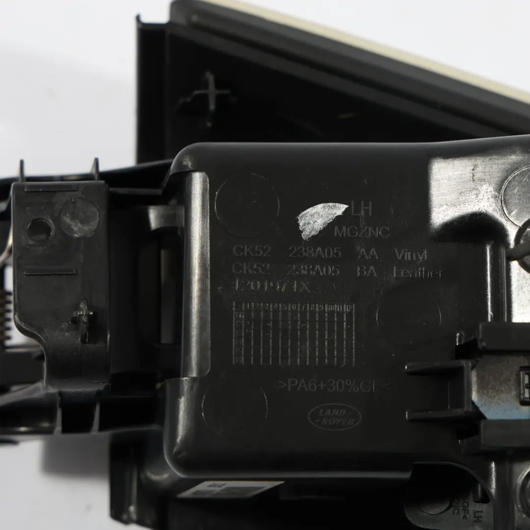 Embellecedor Cenicero Puerta Trasera Izquierda para Range Rover L405 con número de pieza CK52-238A05-AA Range Rover L405 Embellecedor Cenicero Puerta Trasera Izquierda - SKU CK52-238A05-AA - Número de pieza CK52-238A05-AA