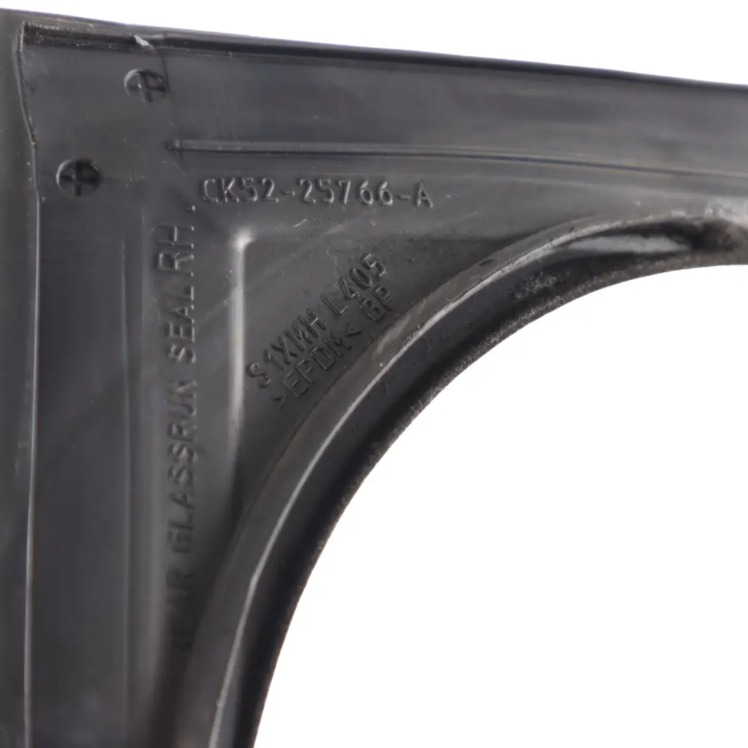 Joint D'Étanchéité Vitre Porte Arrière Droite CK5225766A pour Range Rover L405 à propos du numéro de pièce CK52-25766-A Range Rover L405 Joint D'Étanchéité Vitre Porte Arrière Droite CK5225766A - SKU CK52-25766-A - Numéro de pièce CK52-25766-A