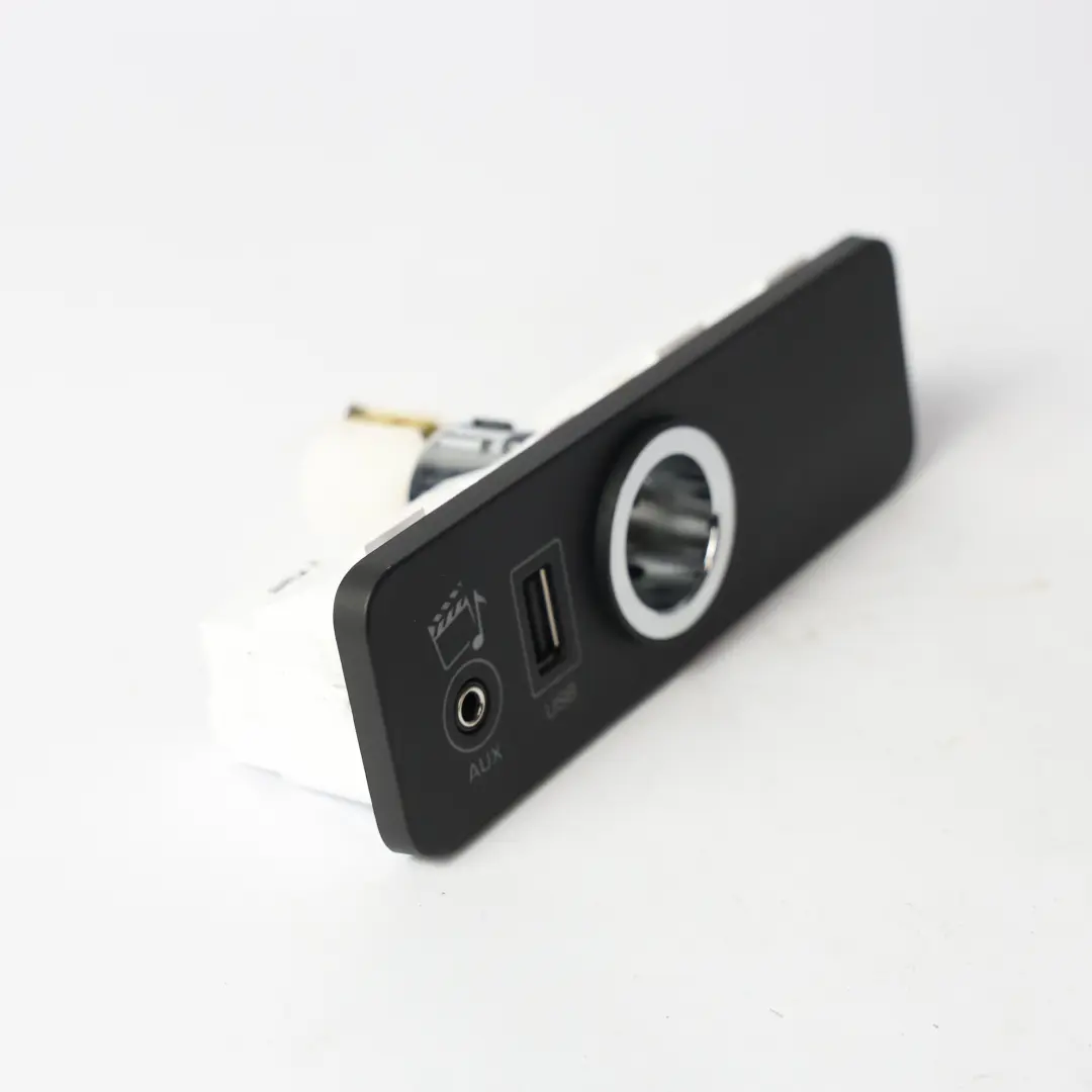 Range Rover Vogue L405 Gniazdo Zapalniczki USB AUX - SKU CPLA-19C166-CB - Numer Części CPLA-19C166-CB
