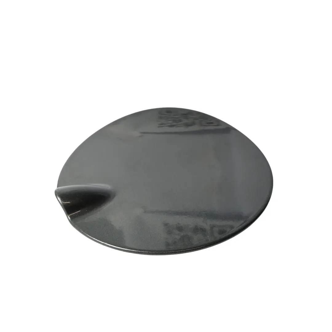 Klapka Wlewu Paliwa Szara do Ford Fiesta MK7 o numerze D1BB-A405A02-AAW Ford Fiesta MK7 Klapka Wlewu Paliwa Szara - SKU D1BB-A405A02-AAW-MGT - Numer Części D1BB-A405A02-AAW