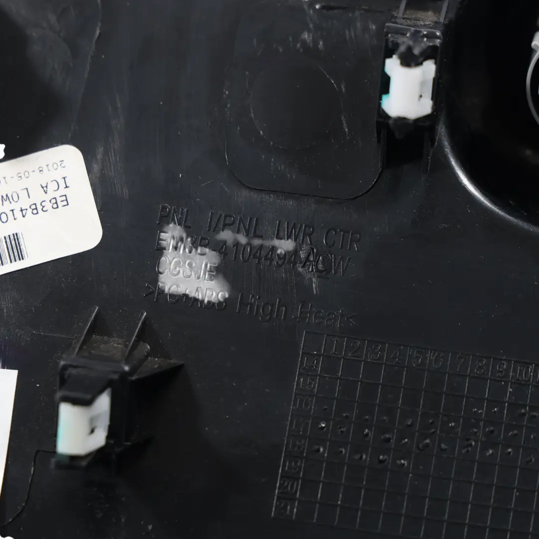 Ford Ranger Mk3 Garniture Cache Console Centrale Prise 12 V - SKU EM3B-4104494-ACW - Numéro de pièce EM3B-4104494-ACW