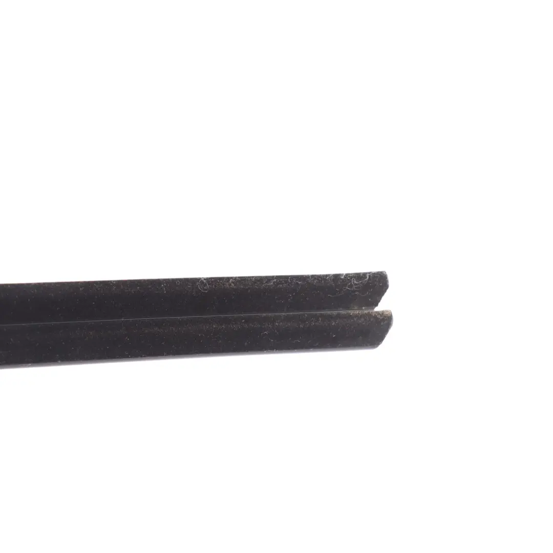 Guarnizione Vetro Posteriore Destro per Land Rover Discovery L550 con numero di parte FK72-25860-A Land Rover Discovery L550 Guarnizione Vetro Posteriore Destro - SKU FK72-25860-A - Numero di parte FK72-25860-A