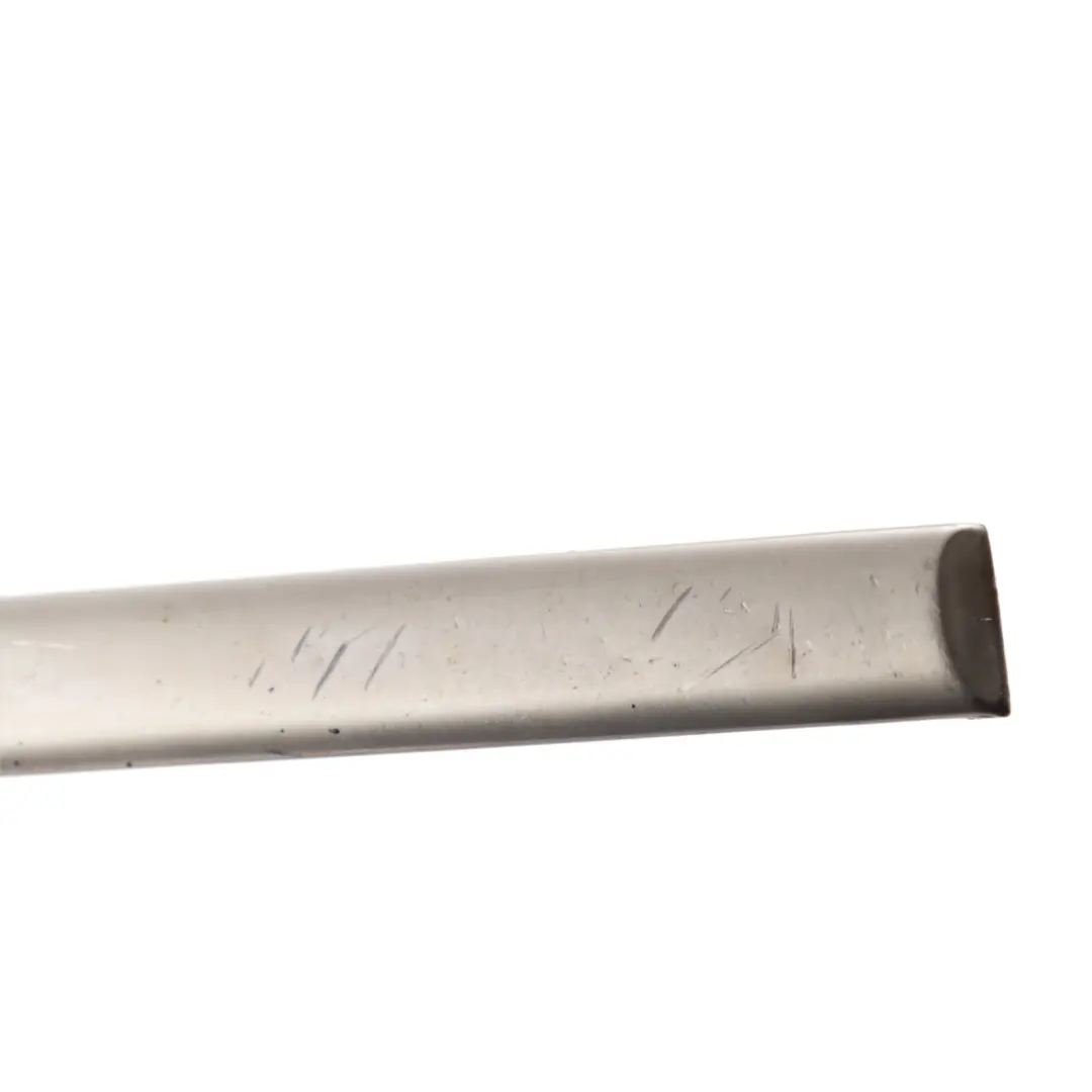 Modanatura Inferiore Porta Anteriore Sinistra per Land Rover Discovery L319 con numero di parte LR006881 Land Rover Discovery L319 Modanatura Inferiore Porta Anteriore Sinistra - SKU LR006881 - Numero di parte LR006881