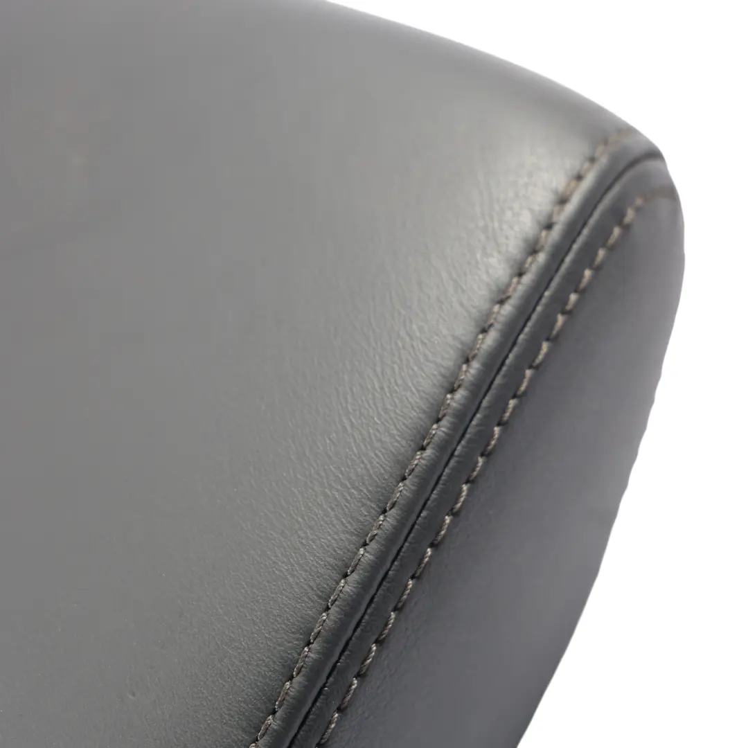 Reposacabezas Cuero Negro Centro Trasero para Land Rover Discovery 4 L319 con número de pieza LR008402 Land Rover Discovery 4 L319 Reposacabezas Cuero Negro Centro Trasero - SKU LR008402 - Número de pieza LR008402