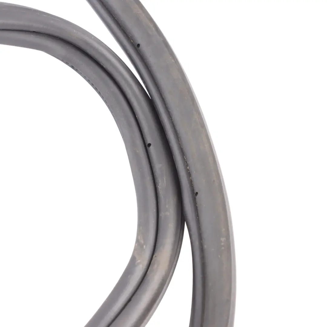 Trunk Boot Lid Tailgate Gasket Seal Rubber to Land Rover Discovery L319 with Part number LR017173 Land Rover Discovery L319 Trunk Boot Lid Tailgate Gasket Seal Rubber - SKU LR017173 - Part number LR017173