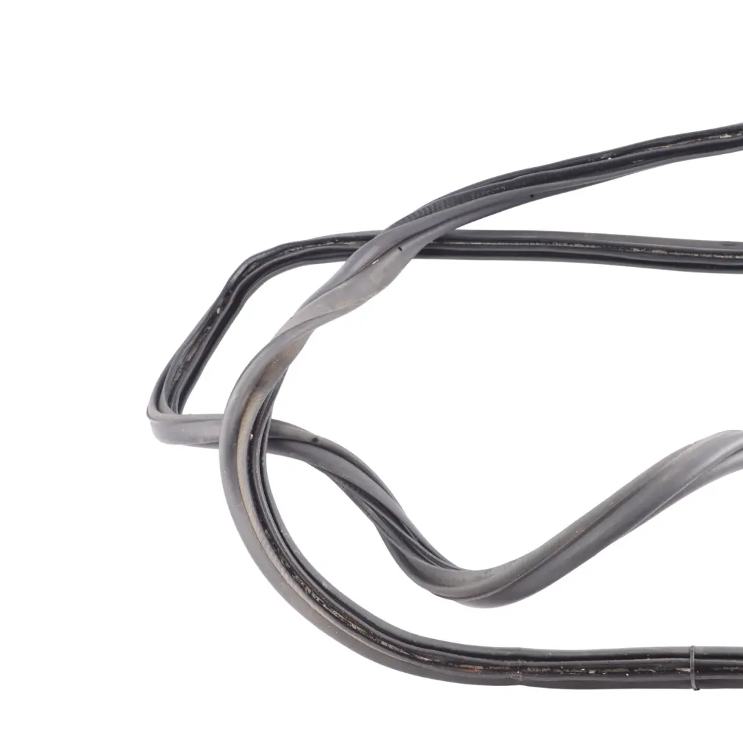 Trunk Boot Lid Tailgate Gasket Seal Rubber to Land Rover Discovery L319 with Part number LR017173 Land Rover Discovery L319 Trunk Boot Lid Tailgate Gasket Seal Rubber - SKU LR017173 - Part number LR017173