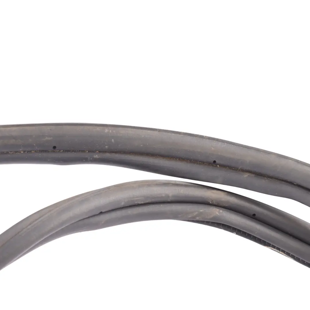 Land Rover Discovery L319 Trunk Boot Lid Tailgate Gasket Seal Rubber - SKU LR017173 - Part number LR017173