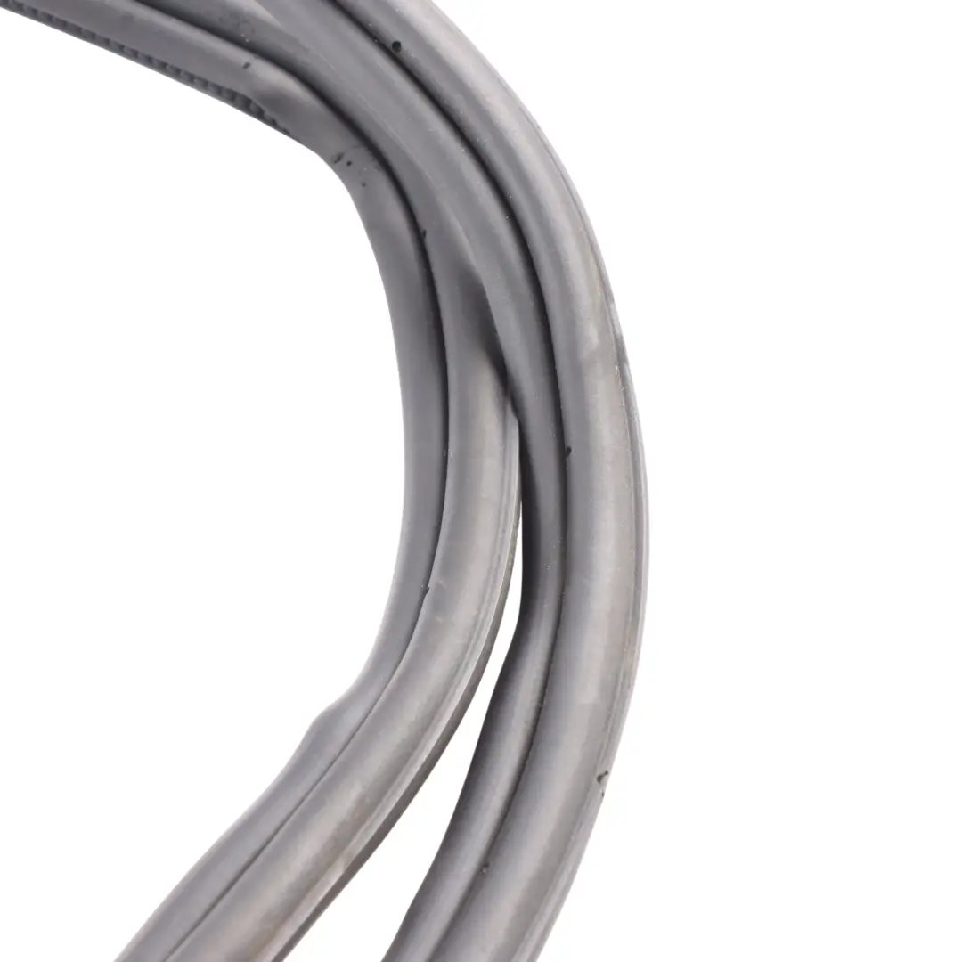 Land Rover Discovery L319 Trunk Boot Lid Tailgate Gasket Seal Rubber - SKU LR017173 - Part number LR017173