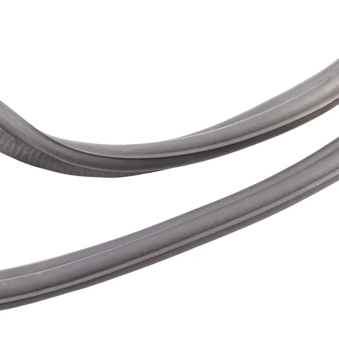 Land Rover Discovery L319 Trunk Boot Lid Tailgate Gasket Seal Rubber - SKU LR017173 - Part number LR017173