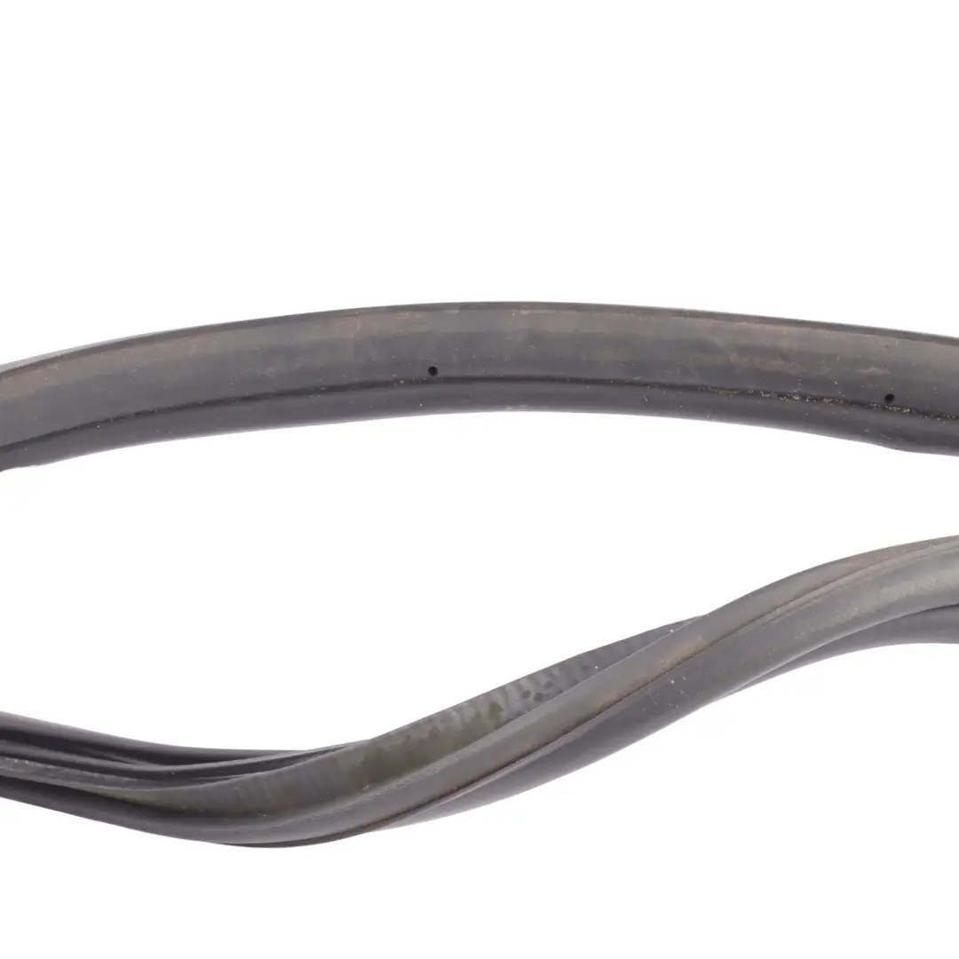 Trunk Boot Lid Tailgate Gasket Seal Rubber to Land Rover Discovery L319 with Part number LR017173 Land Rover Discovery L319 Trunk Boot Lid Tailgate Gasket Seal Rubber - SKU LR017173 - Part number LR017173