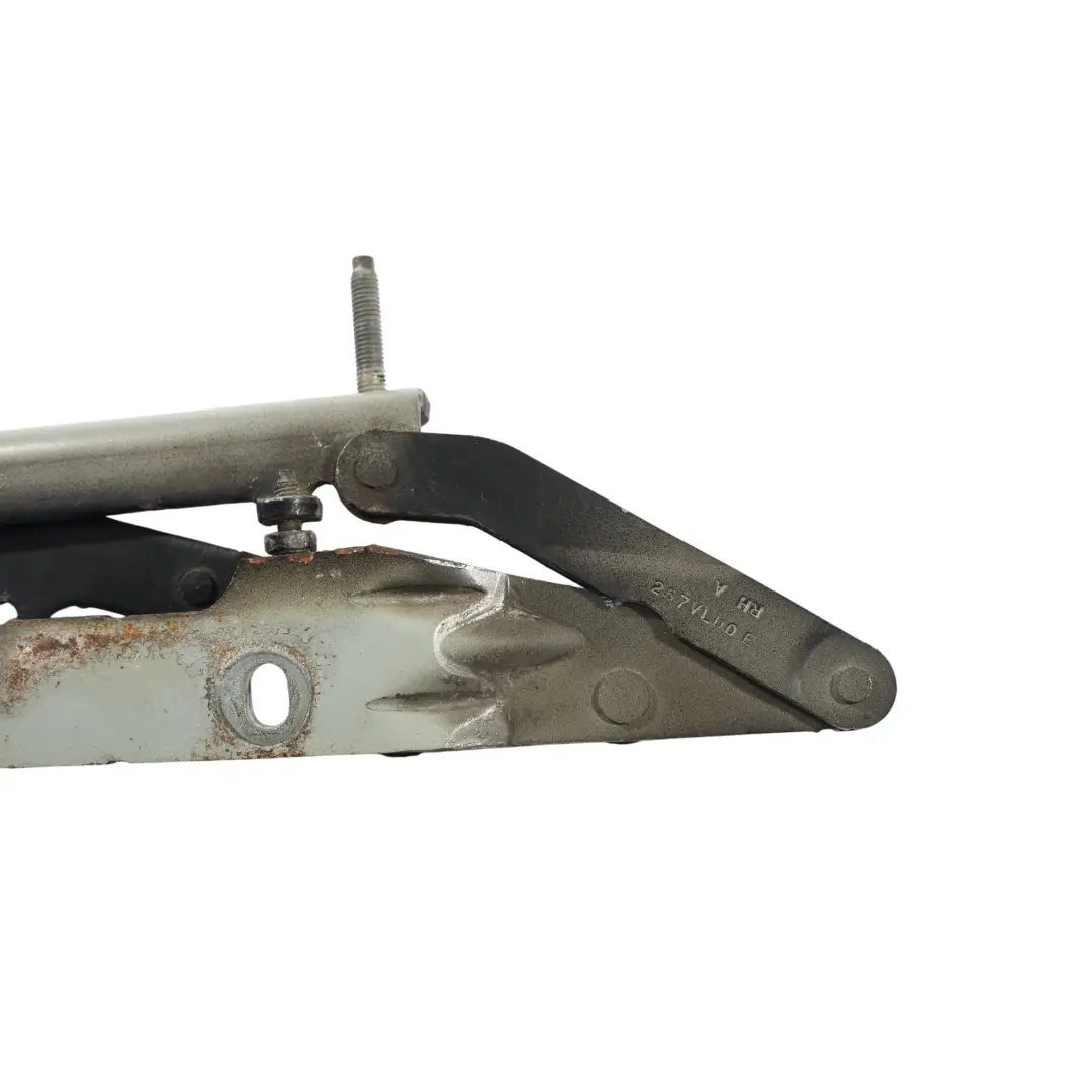 Zawias Maski Prawy Czarny Santorini - 820 do Land Rover Discovery 4 L319 o numerze LR018696 Land Rover Discovery 4 L319 Zawias Maski Prawy Czarny Santorini - 820 - SKU LR018696-SAB - Numer Części LR018696