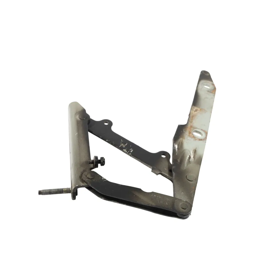 Zawias Maski Lewy Czarny Santorini - 820 do Land Rover Discovery 4 L319 o numerze LR018697 Land Rover Discovery 4 L319 Zawias Maski Lewy Czarny Santorini - 820 - SKU LR018697-SAB - Numer Części LR018697