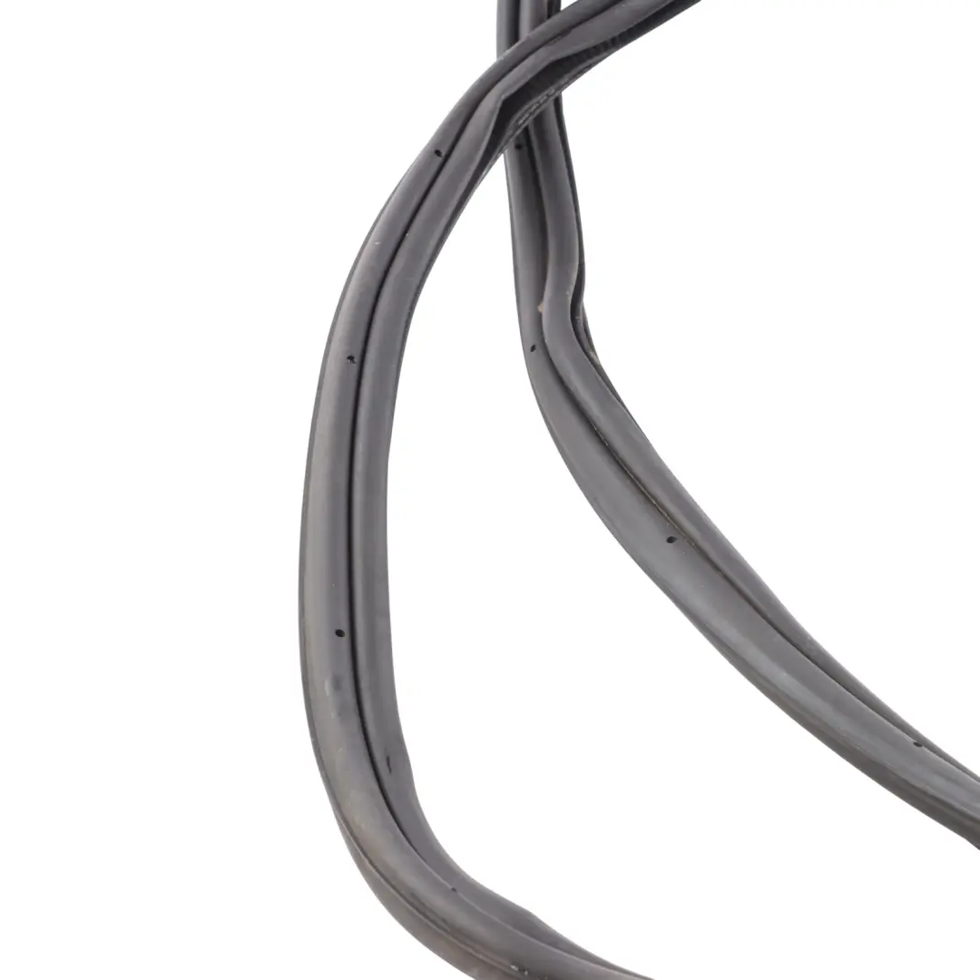 Trunk Boot Lid Tailgate Gasket Seal Rubber 6H2243712AC to Land Rover Discovery L319 with Part number LR024949 Land Rover Discovery L319 Trunk Boot Lid Tailgate Gasket Seal Rubber 6H2243712AC - SKU LR024949 - Part number LR024949