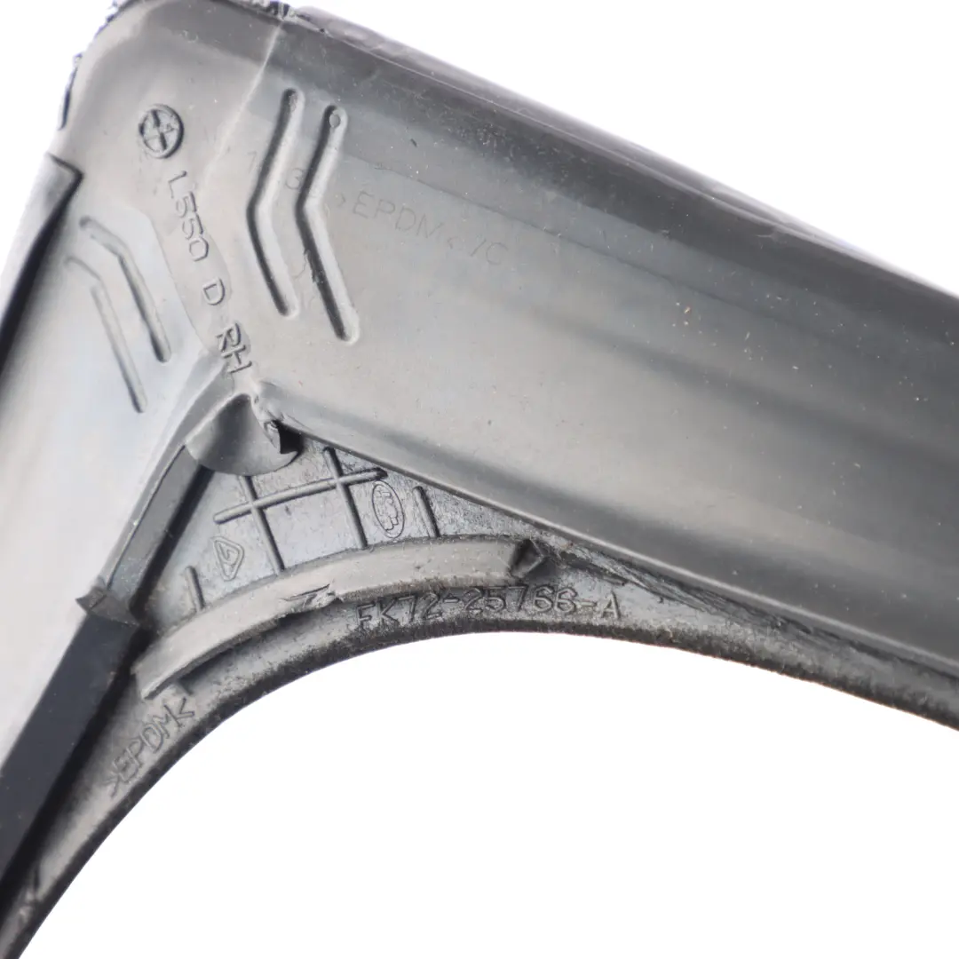 Junta Moldura Trasera Superior Derecha para Land Rover Discovery Sport con número de pieza LR058559 Land Rover Discovery Sport Junta Moldura Trasera Superior Derecha - SKU LR058559 - Número de pieza LR058559