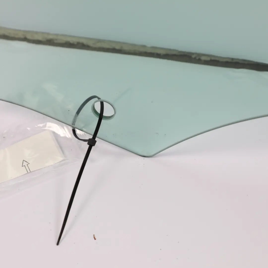 Vetro Finestrino Porta Anteriore Sinistro per Land Rover Discovery L550 con numero di parte LR080137 Land Rover Discovery L550 Vetro Finestrino Porta Anteriore Sinistro - SKU LR080137 - Numero di parte LR080137