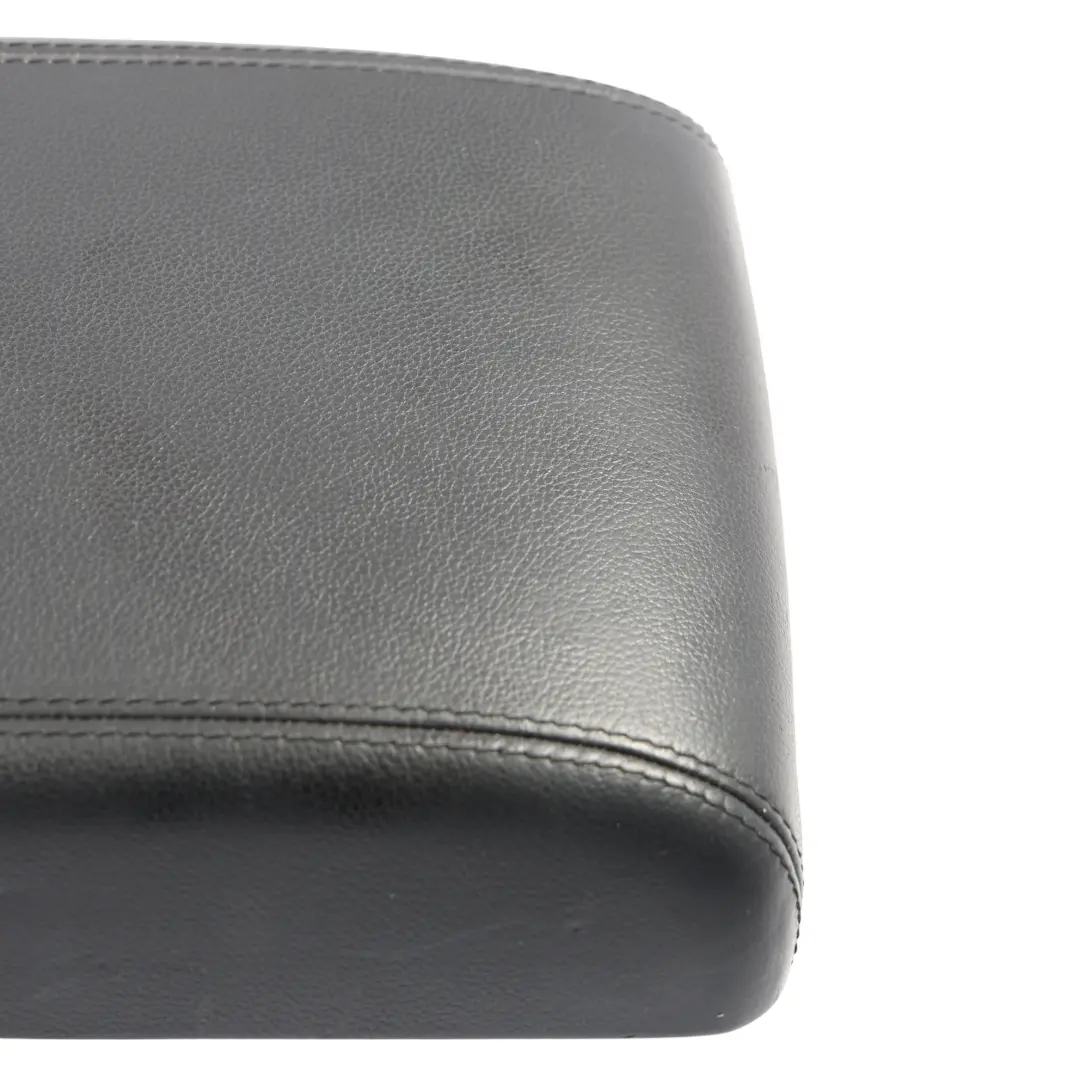 Bracciolo Console Centrale Anteriore Nero per Land Rover Discovery L550 con numero di parte LR102233 Land Rover Discovery L550 Bracciolo Console Centrale Anteriore Nero - SKU LR102233 - Numero di parte LR102233