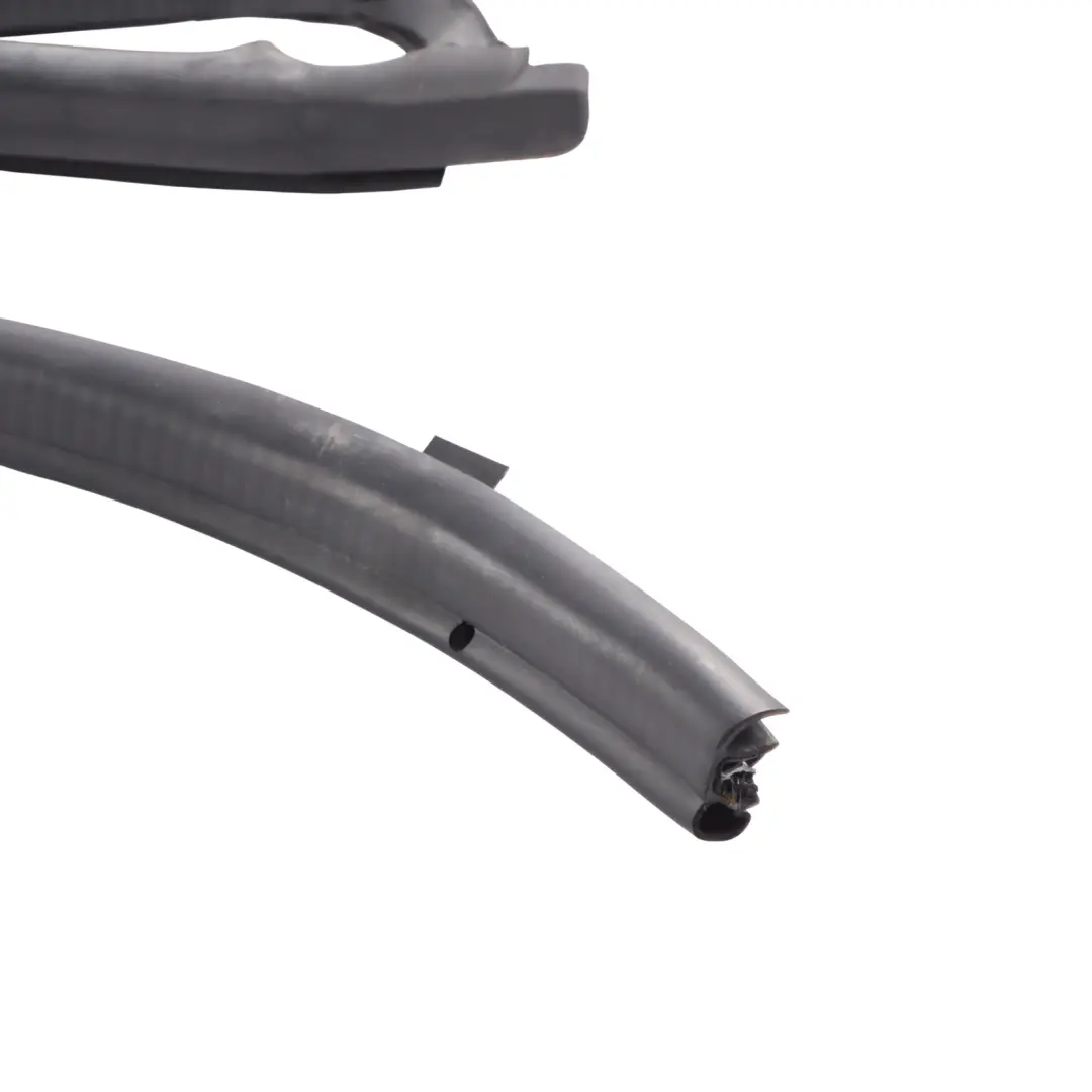 W452 Soft Top Seal Gasket Rubber Front Right O/S 0017060 to Smart Roadster with Part number Q0017060V004 Smart Roadster W452 Soft Top Seal Gasket Rubber Front Right O/S 0017060 - SKU Q0017060V004 - Part number Q0017060V004