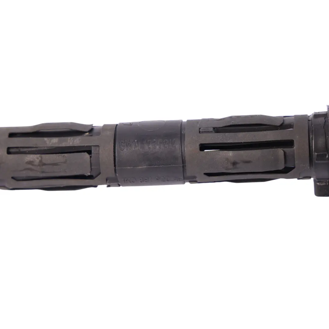 Mk3 Touareg 7P Prowadnica Zagłówka Tylnego Prawo do VW Scirocco o numerze 1K0881920AE VW Scirocco Mk3 Touareg 7P Prowadnica Zagłówka Tylnego Prawo - SKU 1K0881920AE - Numer Części 1K0881920AE