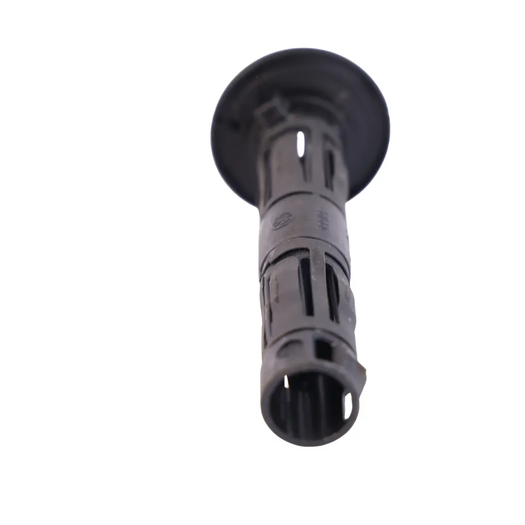 Mk3 Touareg 7P Prowadnica Zagłówka Tylnego Prawo do VW Scirocco o numerze 1K0881920AE VW Scirocco Mk3 Touareg 7P Prowadnica Zagłówka Tylnego Prawo - SKU 1K0881920AE - Numer Części 1K0881920AE