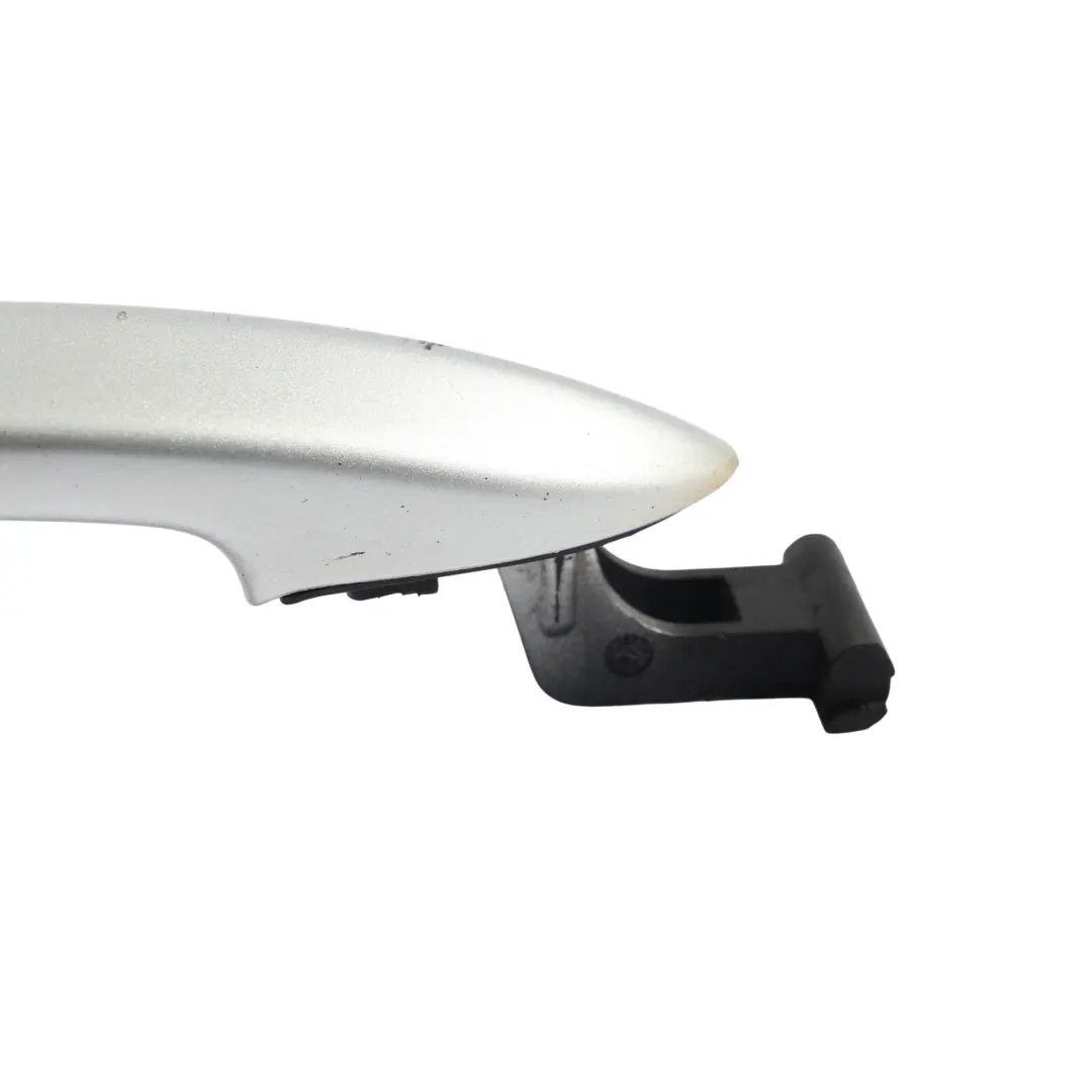 Zewnętrzna Klamka Drzwi Prawa Srebrna Reflex A7W do Volkswagen Passat CC o numerze 3C0837206 Volkswagen Passat CC Zewnętrzna Klamka Drzwi Prawa Srebrna Reflex A7W - SKU 3C0837206-RES - Numer Części 3C0837206