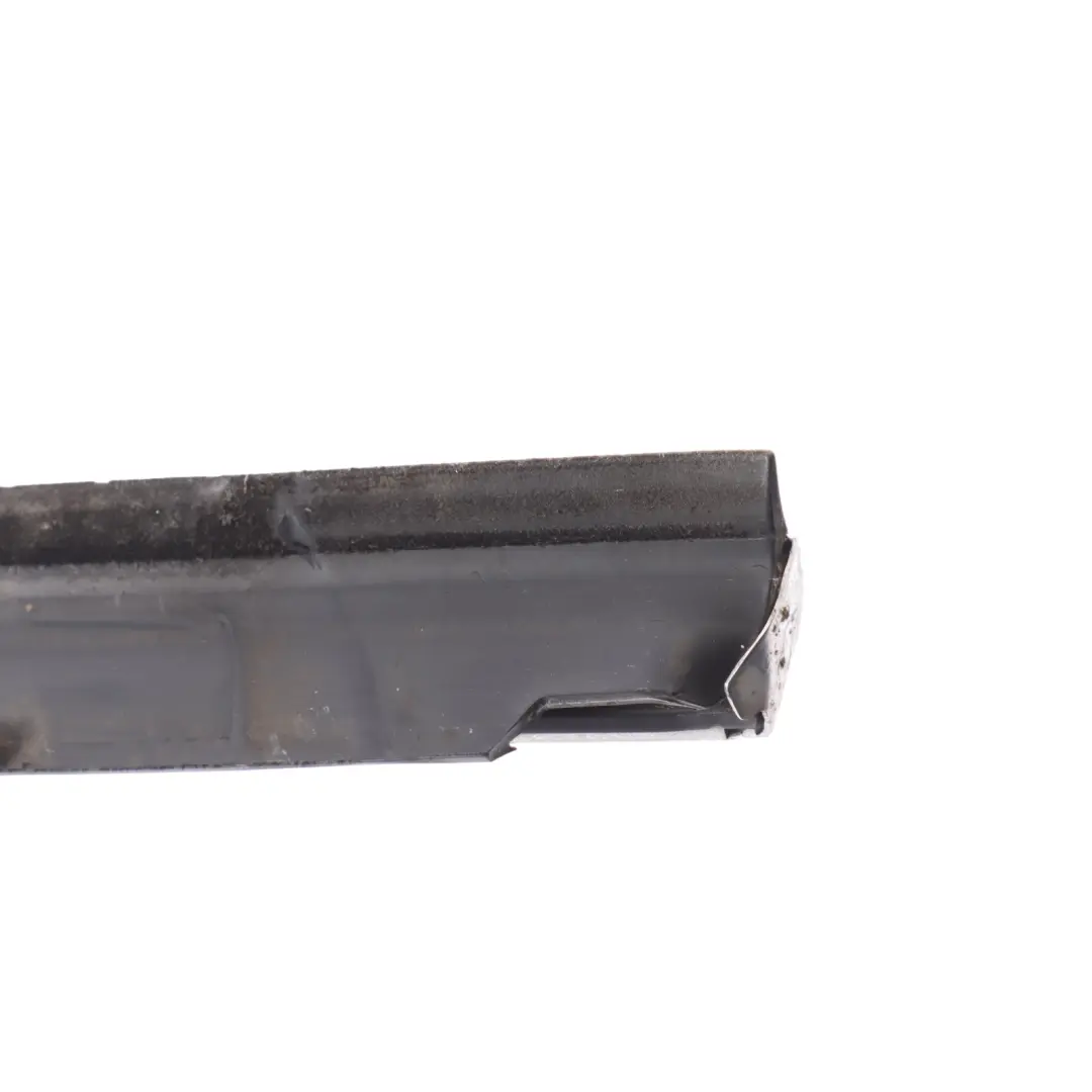 Guarnizione Finestrino Esterno Anteriore Destro per VW Passat CC B6 con numero di parte 3C8837476D VW Passat CC B6 Guarnizione Finestrino Esterno Anteriore Destro - SKU 3C8837476D - Numero di parte 3C8837476D