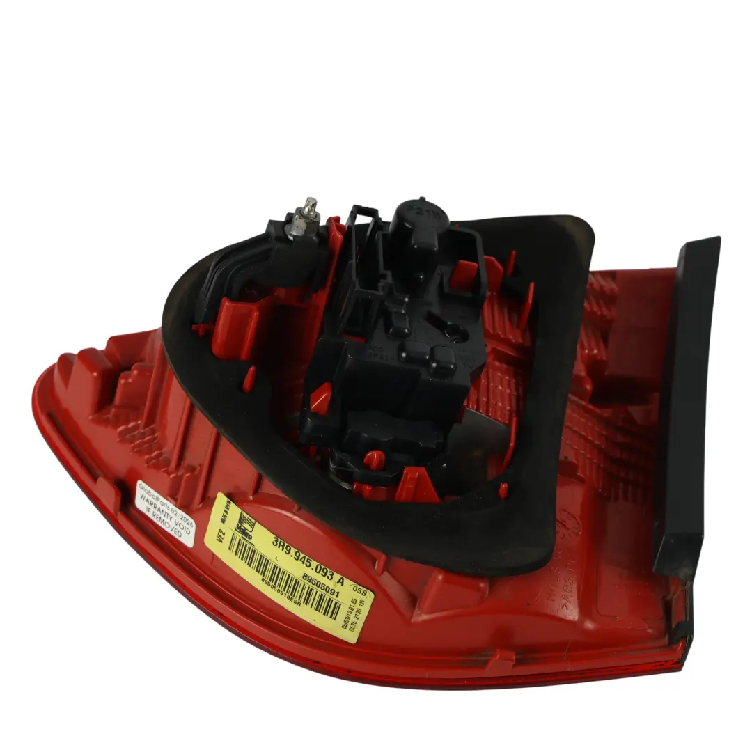 3R Lampa Klapy Bagażnika Tylna Lewa Tył do Seat Exeo o numerze 3R9945093A Seat Exeo 3R Lampa Klapy Bagażnika Tylna Lewa Tył - SKU 3R9945093A - Numer Części 3R9945093A