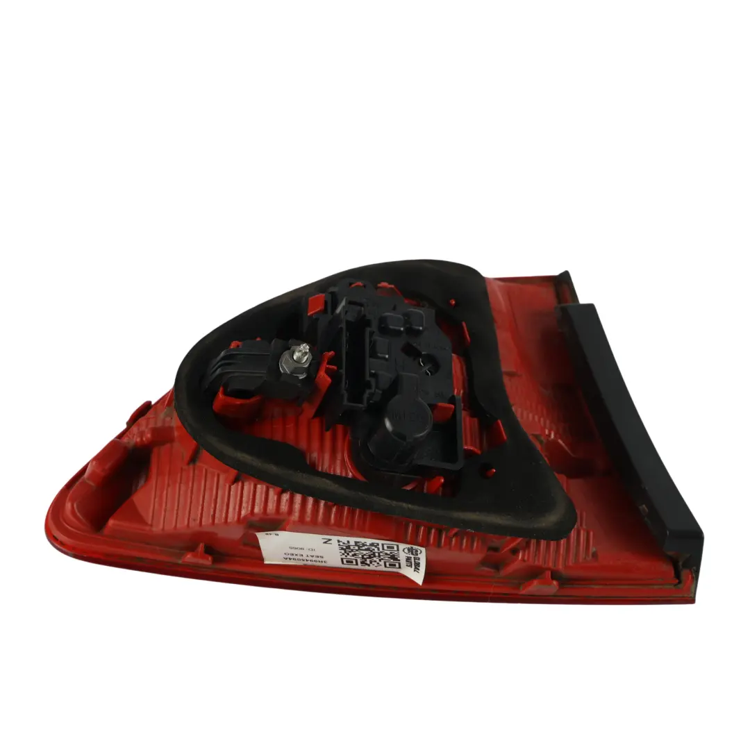 3R Lampa Tylna Klapy Bagażnika Wewnętrzna Prawa Tył do Seat Exeo o numerze 3R9945094A Seat Exeo 3R Lampa Tylna Klapy Bagażnika Wewnętrzna Prawa Tył - SKU 3R9945094A - Numer Części 3R9945094A