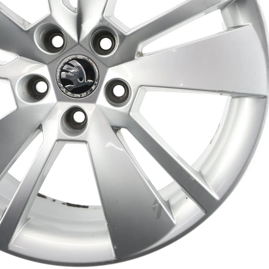 3V Argento Cerchio In Lega 18" 8J ET:44 per Skoda Superb con numero di parte 3V0601025F Skoda Superb 3V Argento Cerchio In Lega 18" 8J ET:44 - SKU 3V0601025F-1 - Numero di parte 3V0601025F