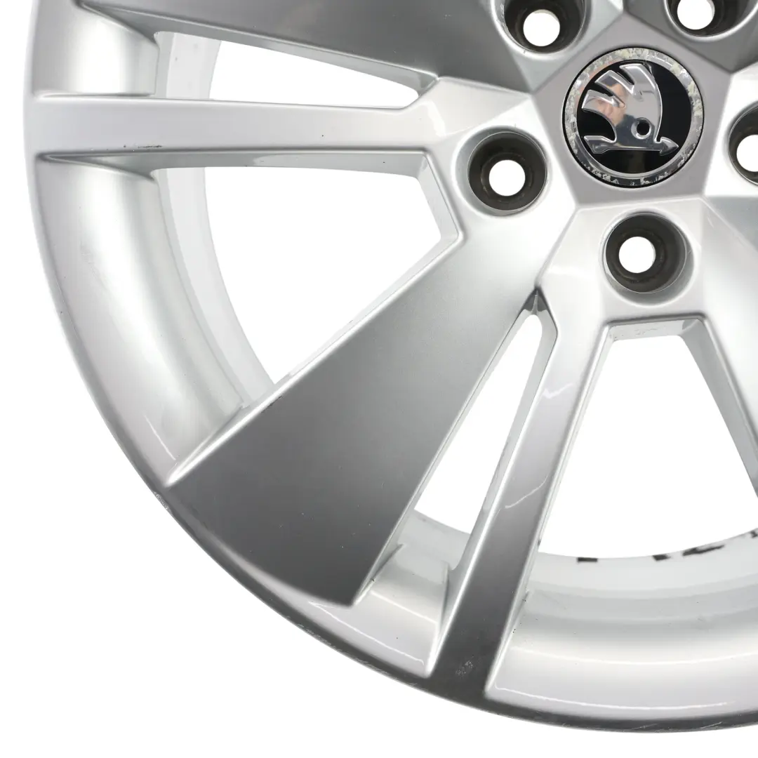 3V Argento Cerchio In Lega 18" 8J ET:44 per Skoda Superb con numero di parte 3V0601025F Skoda Superb 3V Argento Cerchio In Lega 18" 8J ET:44 - SKU 3V0601025F-2 - Numero di parte 3V0601025F
