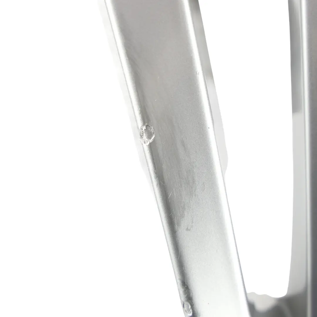 3V Srebrna Felga Aluminiowa 18" 8J ET:44 do Skoda Superb o numerze 3V0601025F Skoda Superb 3V Srebrna Felga Aluminiowa 18" 8J ET:44 - SKU 3V0601025F-2 - Numer Części 3V0601025F