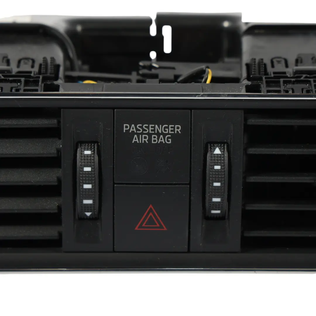 Mk3 3V Kratka Nawiewu Deski Rozdzielczej Środkowa do Skoda Superb o numerze 3V0820951C Skoda Superb Mk3 3V Kratka Nawiewu Deski Rozdzielczej Środkowa - SKU 3V0820951C - Numer Części 3V0820951C