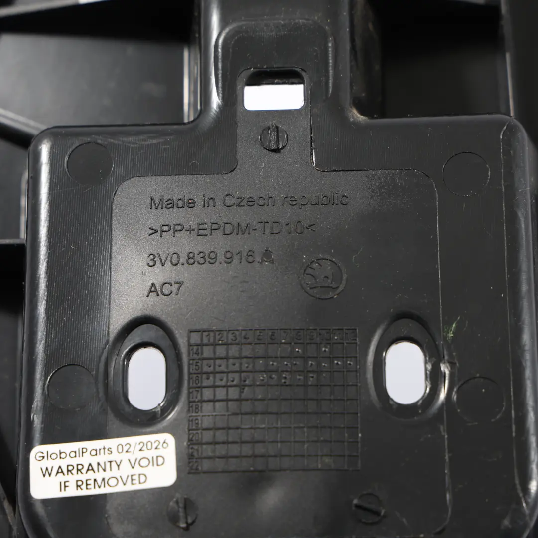 Skoda Superb Mk3 3V Tapa De La Puerta Trasera Panel Ajuste Derecho - SKU 3V0839916C - Número de pieza 3V0839916C