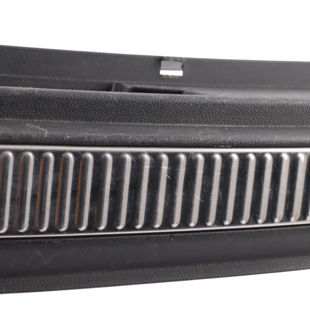 MK3 3V Kofferraum Heckklappe Schloss Abdeckung Schwarz für Skoda Superb mit Teilenummer 3V9863459 Skoda Superb MK3 3V Kofferraum Heckklappe Schloss Abdeckung Schwarz - SKU 3V9863459 - Teilenummer 3V9863459