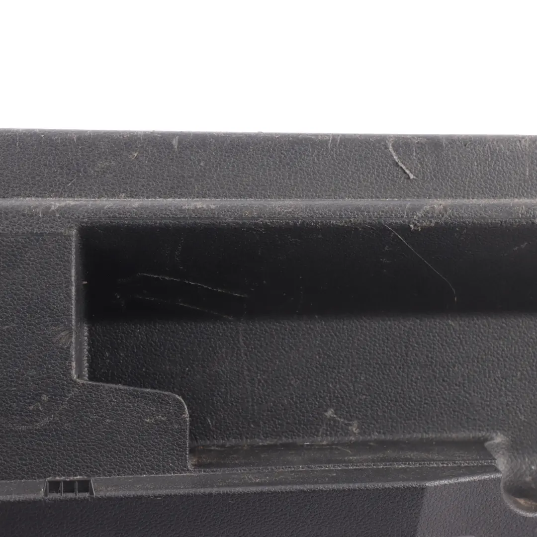 MK3 3V Cubierta Cerradura Maletero Panel Negro para Skoda Superb con número de pieza 3V9863459 Skoda Superb MK3 3V Cubierta Cerradura Maletero Panel Negro - SKU 3V9863459 - Número de pieza 3V9863459