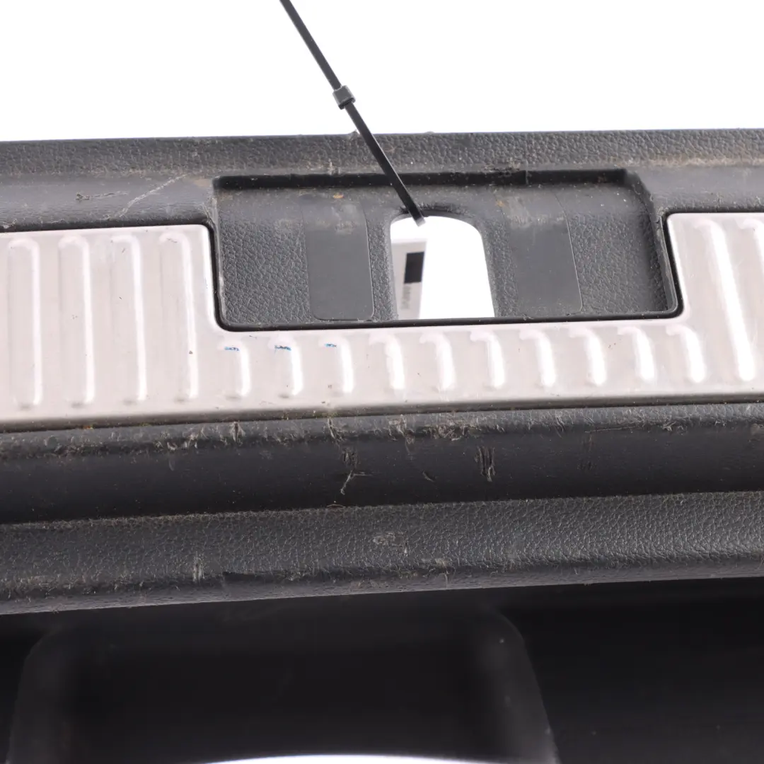 MK3 3V Kofferraum Heckklappe Schloss Abdeckung Schwarz für Skoda Superb mit Teilenummer 3V9863459 Skoda Superb MK3 3V Kofferraum Heckklappe Schloss Abdeckung Schwarz - SKU 3V9863459 - Teilenummer 3V9863459